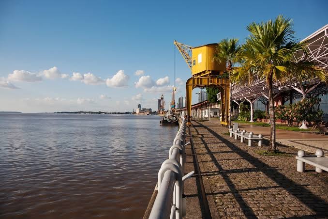 Orla da Estação das Docas com guindaste amarelo e a baía do Guajará