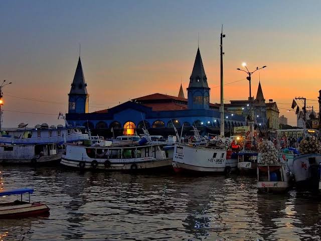 Barcos atracados em frente ao Mercado Ver-o-Peso ao anoitecer